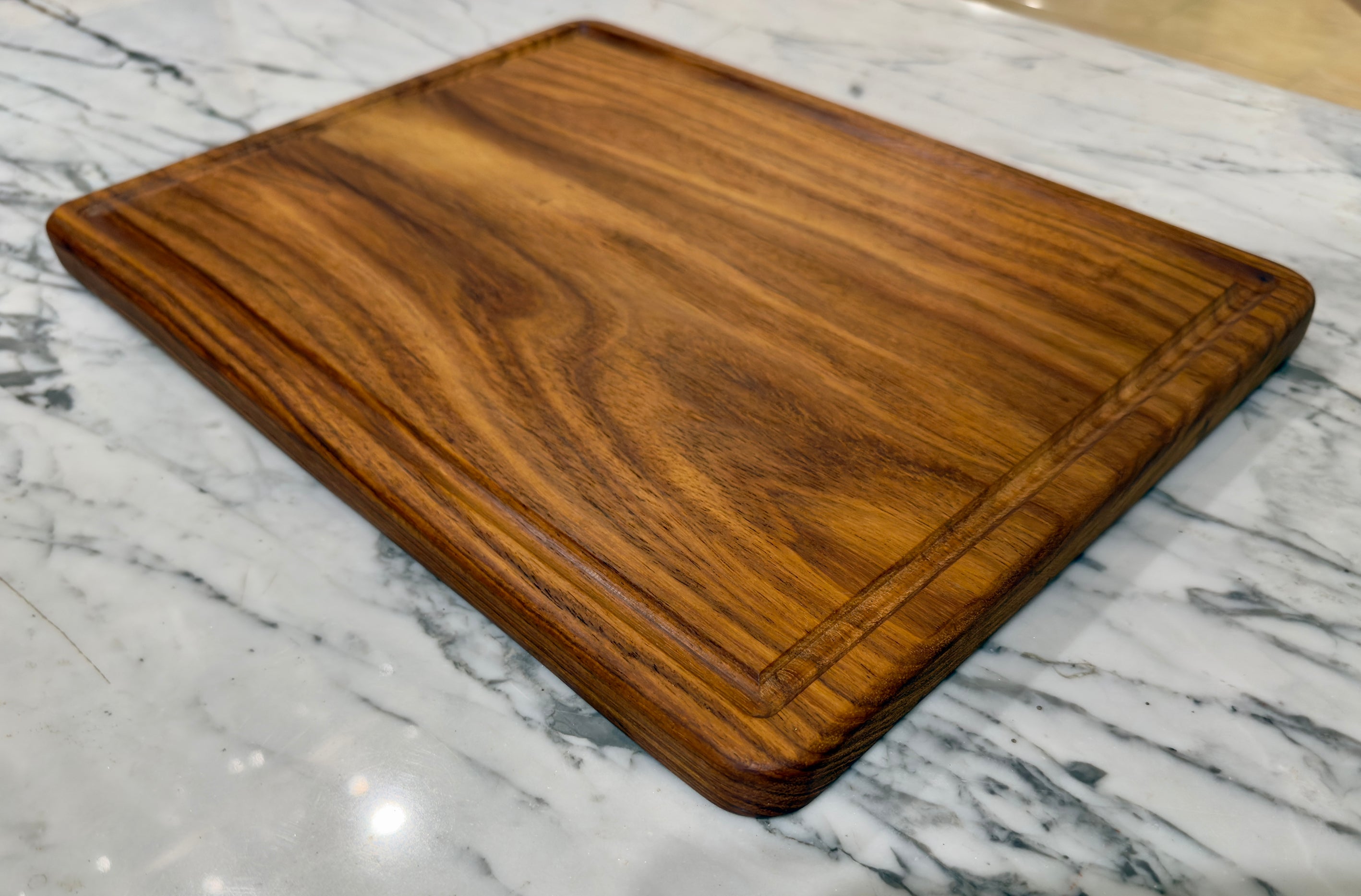 Handcrafted Shisham Wood Cutting Board with Juice Groove – 30 × 40 cm