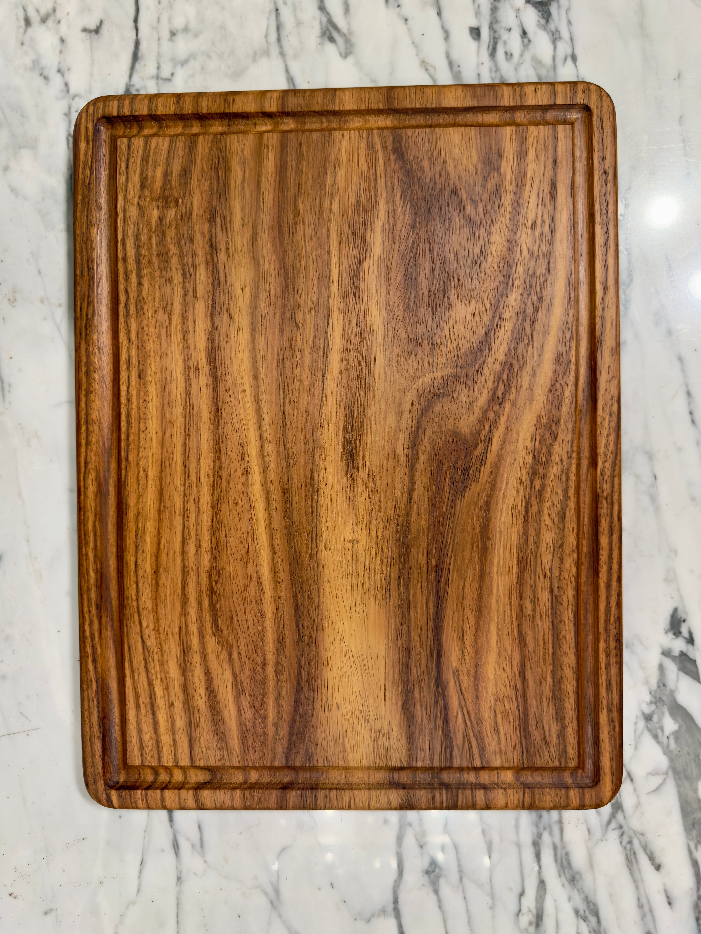 Handcrafted Shisham Wood Cutting Board with Juice Groove – 30 × 40 cm